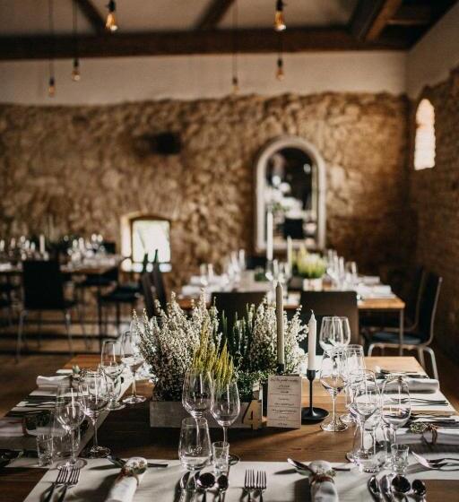 ホテル Almalomb Apartman