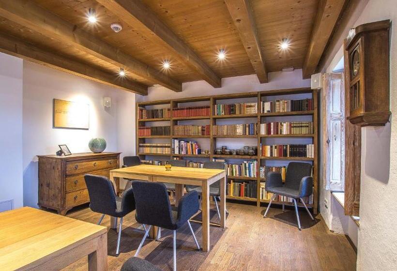 ホテル Almalomb Apartman