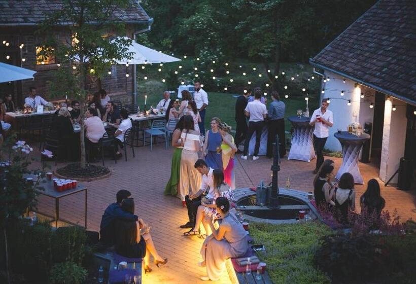 ホテル Almalomb Apartman