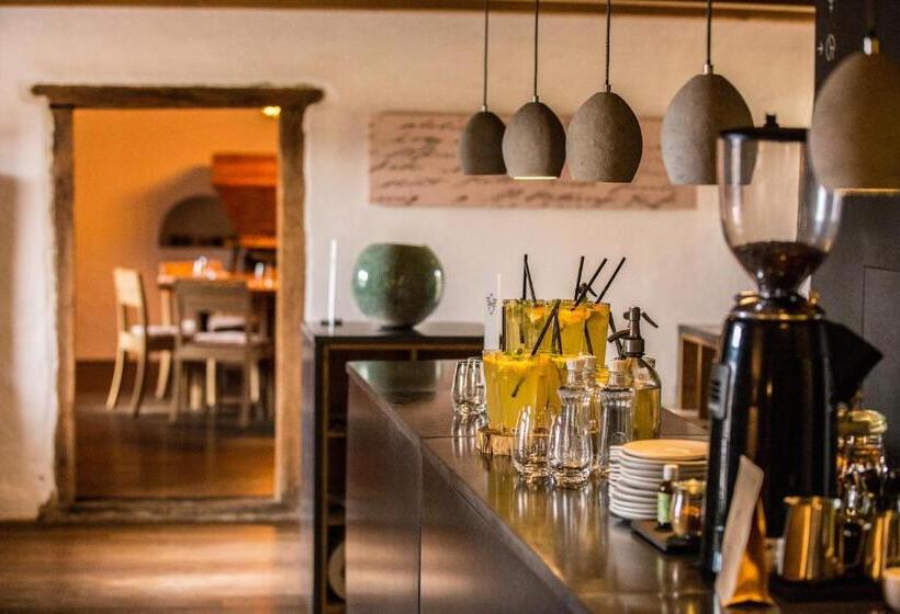 ホテル Almalomb Apartman