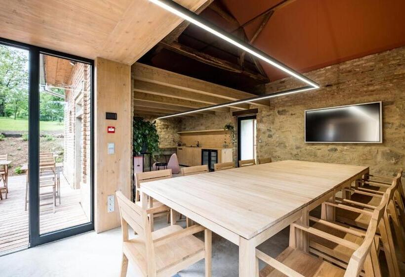 ホテル Almalomb Apartman