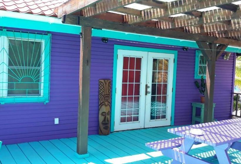 هتل Coco's Beachfront Cabanas