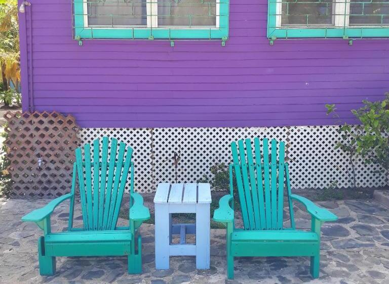 هتل Coco's Beachfront Cabanas