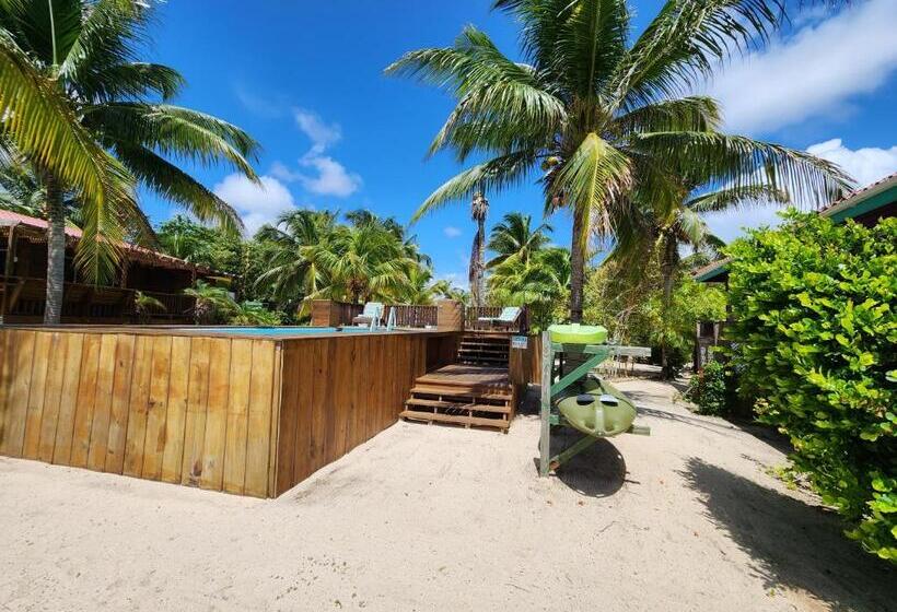 هتل Coco's Beachfront Cabanas