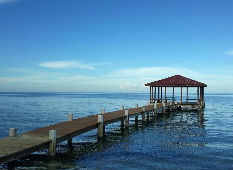 هتل Coco's Beachfront Cabanas