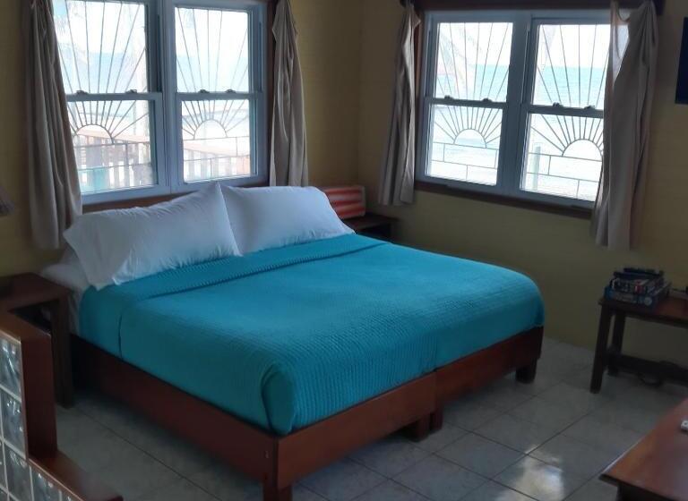 هتل Coco's Beachfront Cabanas