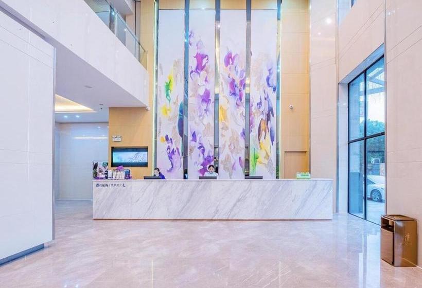 Lavande Hotel Zhaoqing Qixingyan Scenic Spot Yihua International Square