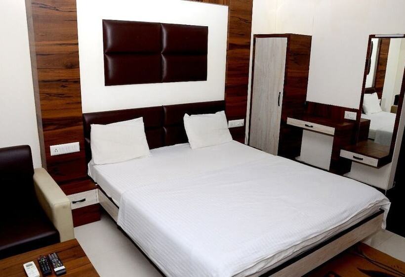 Отель The New Holiday Ii