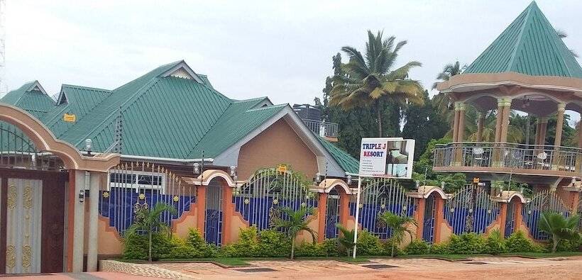 בית מלון כפרי Triple J Resort