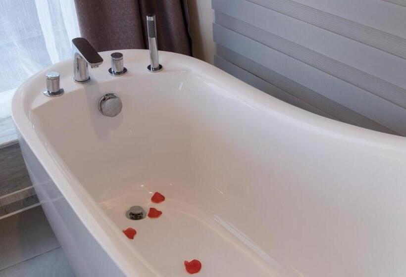 Lavande Hotel Luzhou Jiale Century City