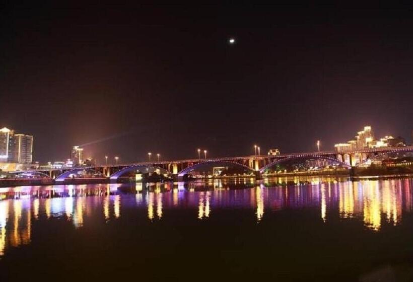 Lavande Hotel Neijiang High Speed Railway Station Peace Plaza