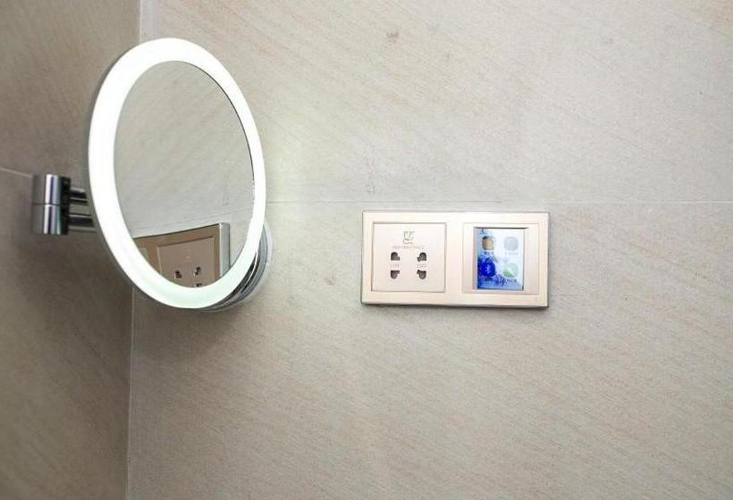 Lavande Hotel Neijiang High Speed Railway Station Peace Plaza