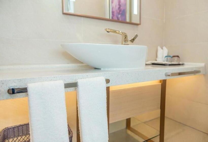Lavande Hotel Neijiang High Speed Railway Station Peace Plaza