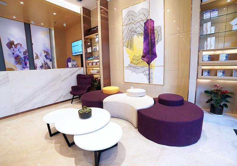 Lavande Hotel Zigong Tanmulin Lantern Park