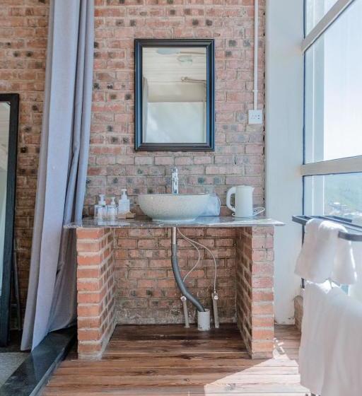 پانسیون 1979 Treeinn