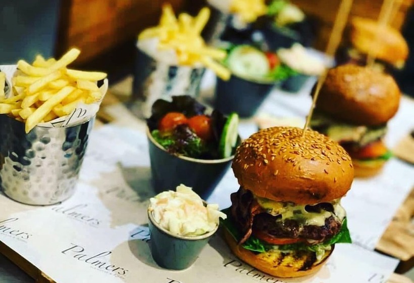 ベッドアンドブレックファースト Palmers Ale House & Kitchen