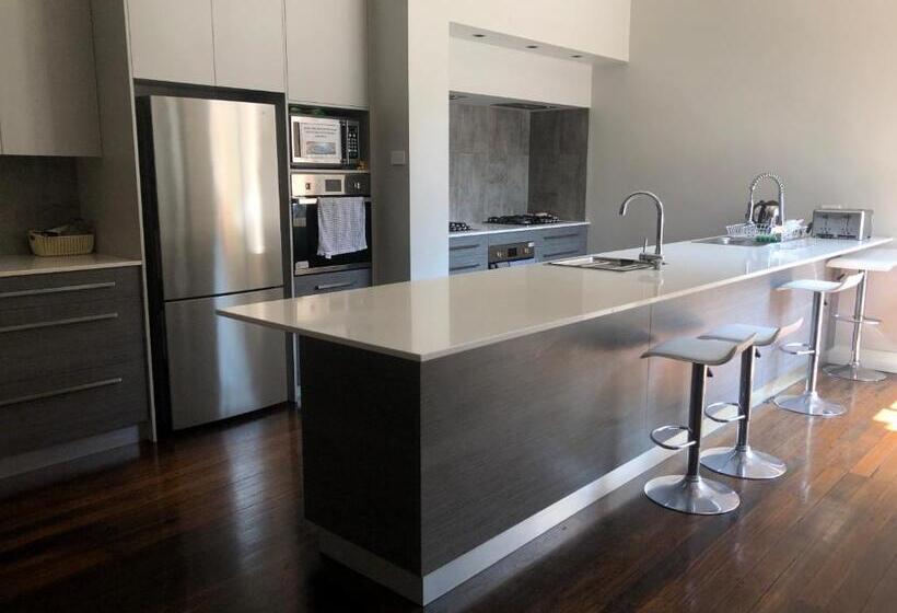 Отель Studios On King