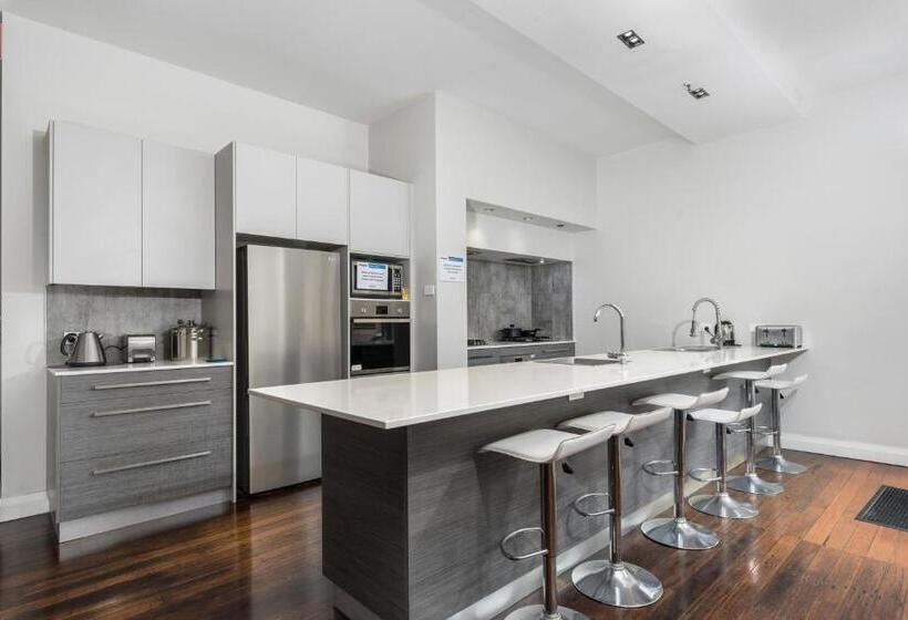 Отель Studios On King