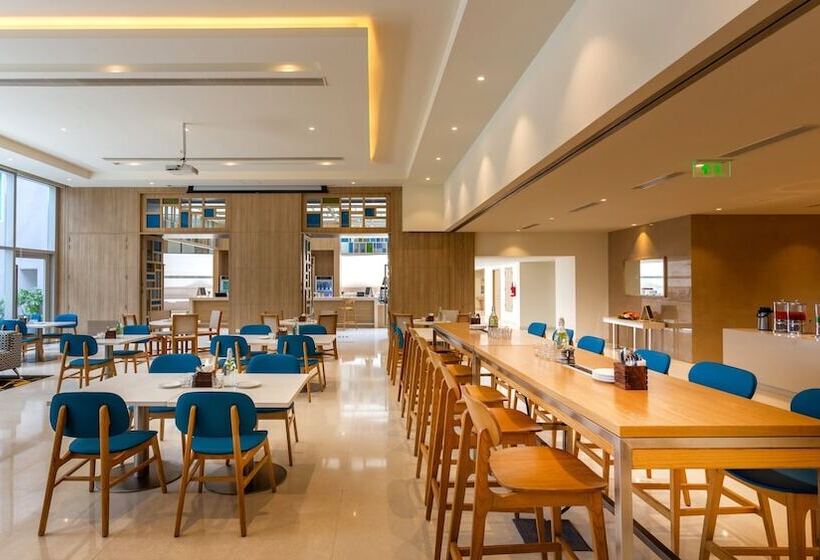 בית מלון כפרי Holiday Inn Express & Suites Bengaluru Old Madras Road, An Ihg