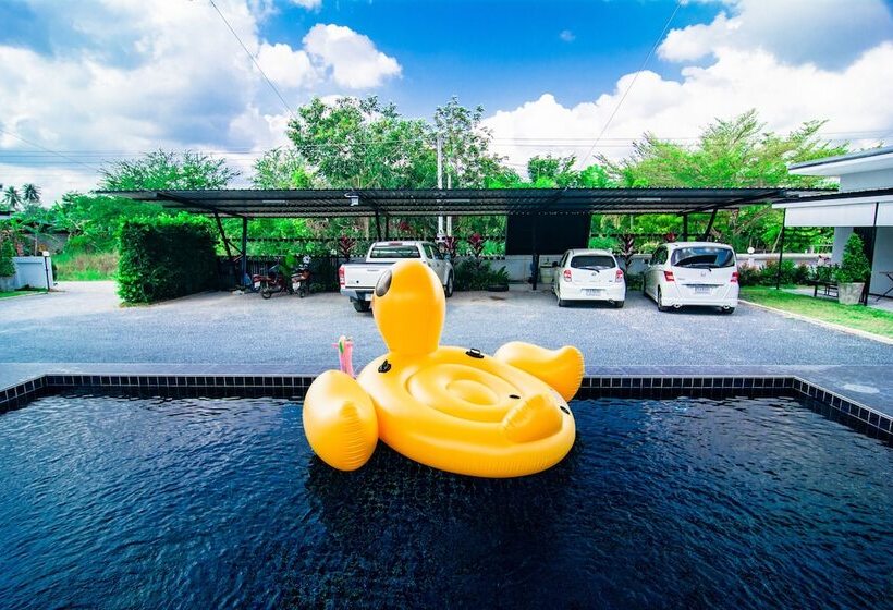 Отель Oyo 533 Runya Poolvilla