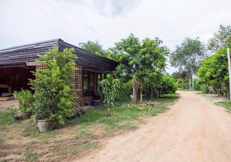 Отель Oyo 999 Baan Pak Rom Ruen