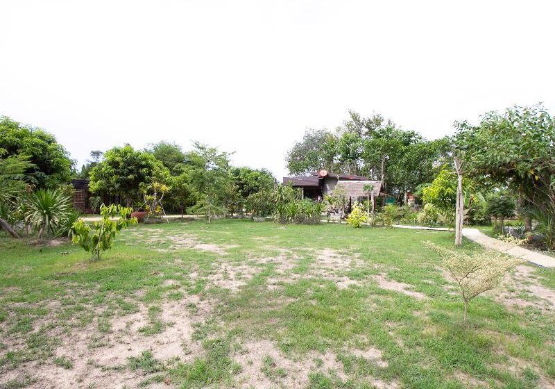 Отель Oyo 999 Baan Pak Rom Ruen