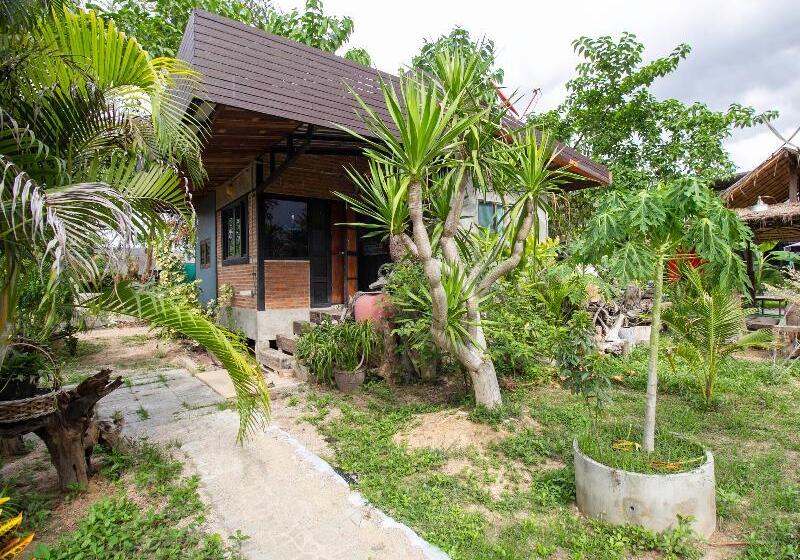 Отель Oyo 999 Baan Pak Rom Ruen