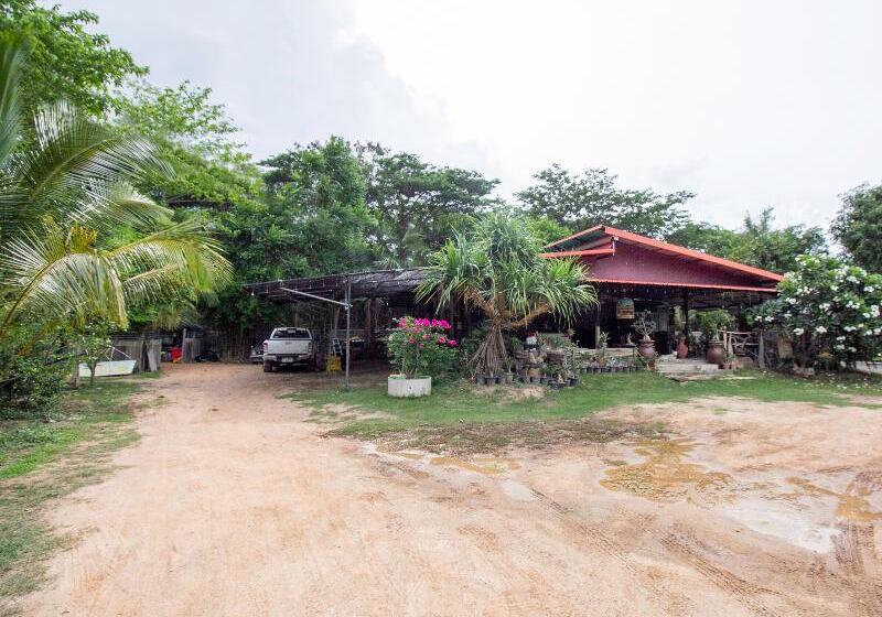 Отель Oyo 999 Baan Pak Rom Ruen