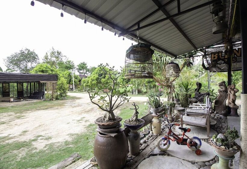 Отель Oyo 999 Baan Pak Rom Ruen