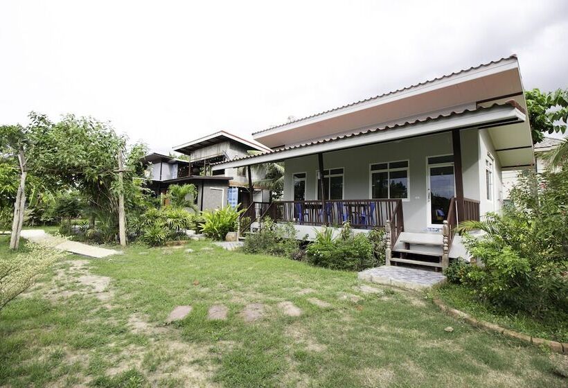 Отель Oyo 999 Baan Pak Rom Ruen