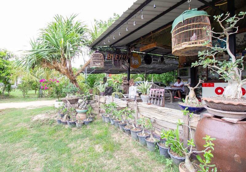 Отель Oyo 999 Baan Pak Rom Ruen