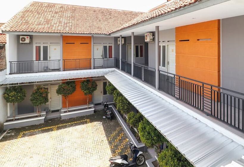 Отель Reddoorz At Merdeka Street Garut