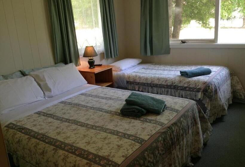 מוטל Crossways Country Inn