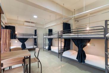 Oyo 724 Green Light Cafe & Bed Hostel