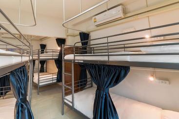 Oyo 724 Green Light Cafe & Bed Hostel