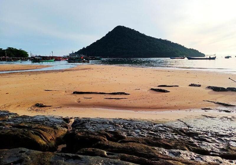 بنسيون The Azure M Pai Bay