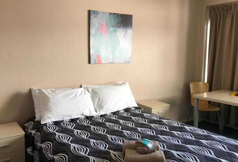 הוסטל Aquatic Motor Inn