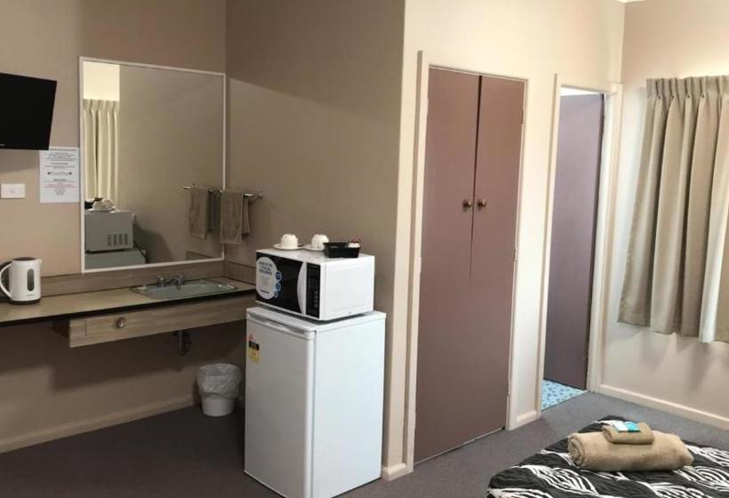 הוסטל Aquatic Motor Inn