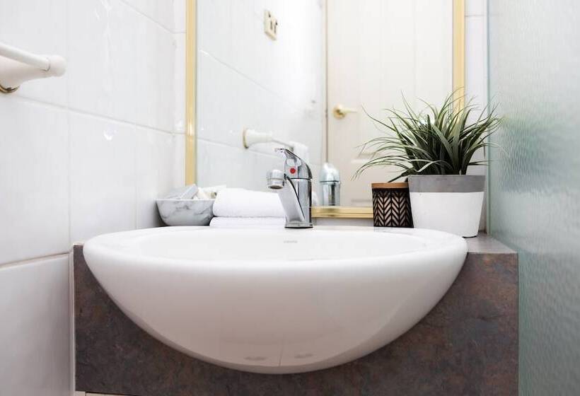فندق Astor Inn