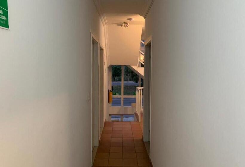 בית מלון כפרי West Plaza