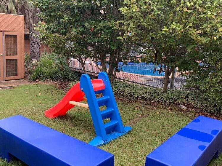 Mountain Creek Motel Bar & Restaurant