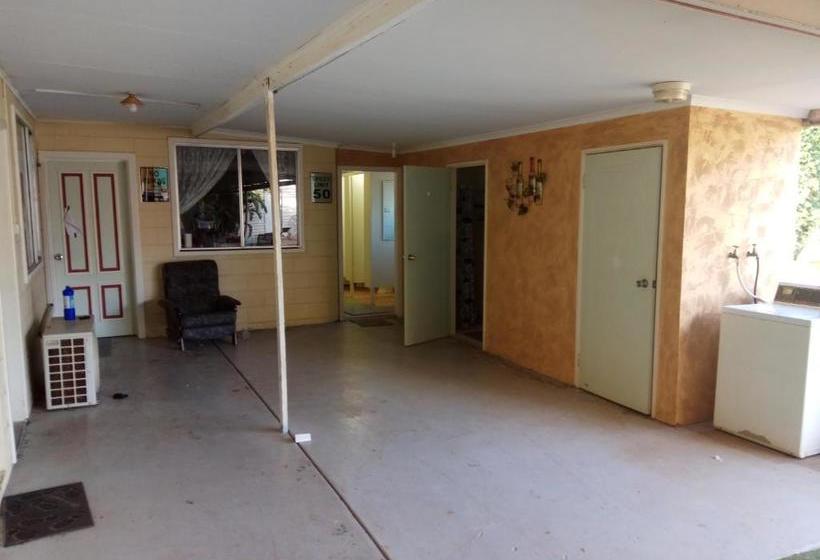 پانسیون Burt St Gardens