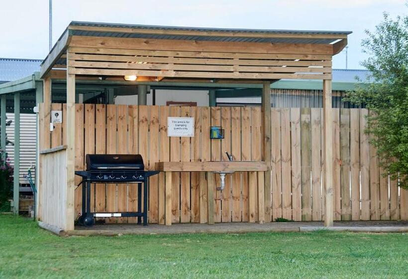 펜션 Pine Country Caravan Park