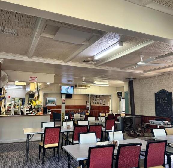 모텔 The Shamrock Hotel Balranald