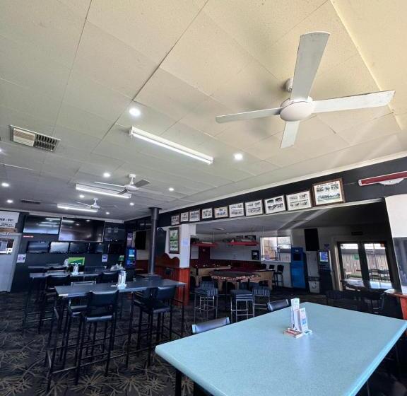 모텔 The Shamrock Hotel Balranald