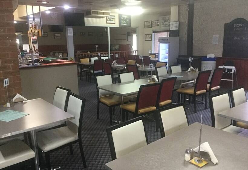 모텔 The Shamrock Hotel Balranald