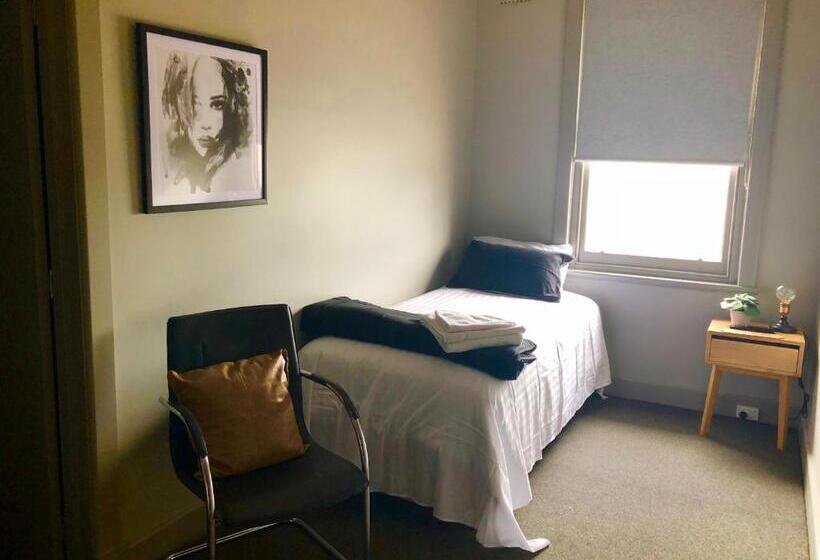 The Royal Hotel, Drouin