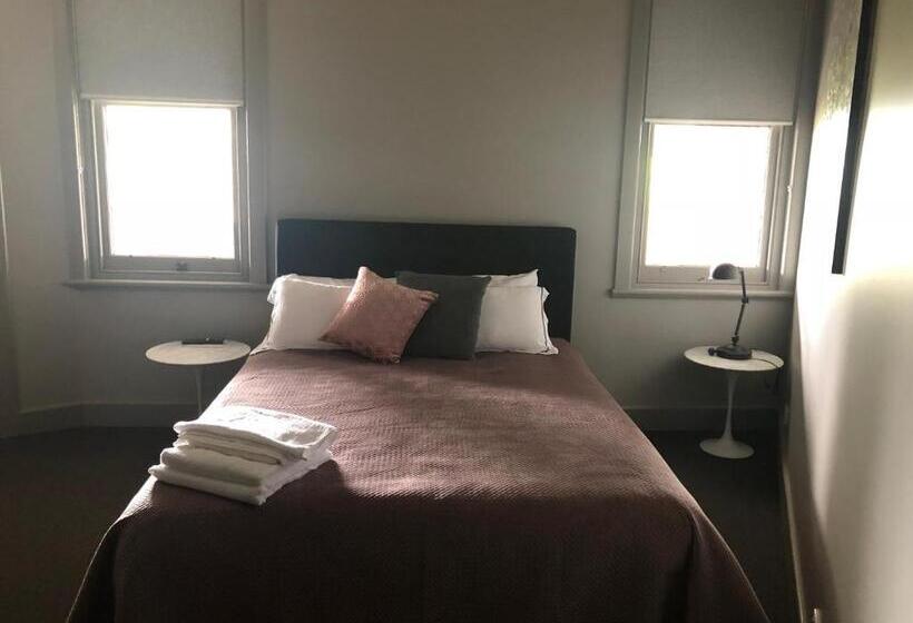 The Royal Hotel, Drouin