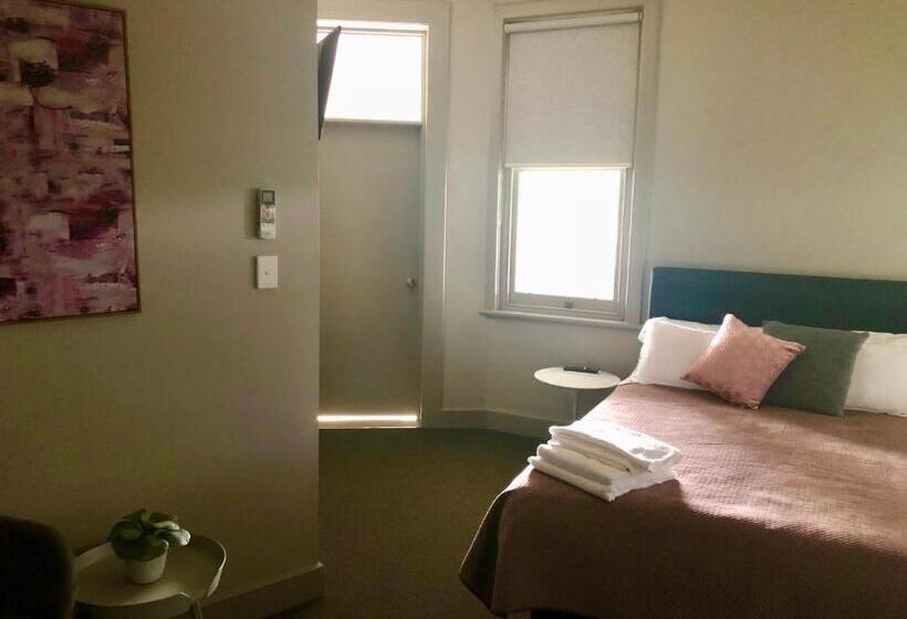 The Royal Hotel, Drouin