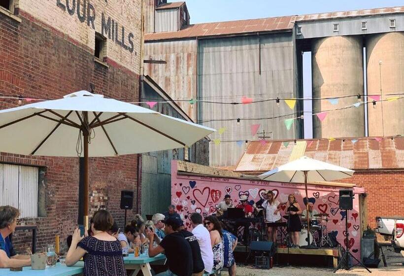 The Victoria Hotel Bathurst